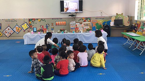 Cô và trò lớp Mẫu giáo bé C5 trường mầm non Phúc Đồng hứng thú với hoạt động kỹ năng sống đề tài “dạy trẻ gấp khăn” chào mừng ngày nhà giáo Việt Nam.